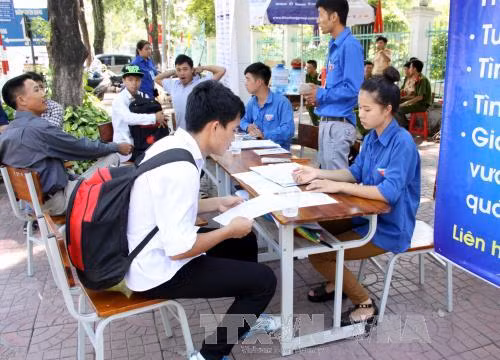 Tình nguyện viên tham gia tư vấn, hướng dẫn thí sinh trong thời gian diễn ra kỳ thi tốt nghiệp THPT. Ảnh: Quang Cường - TTXVN