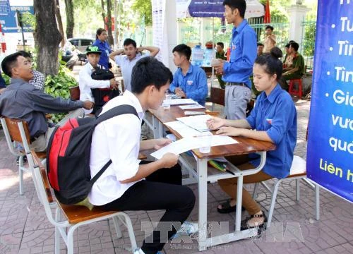 Tình nguyện viên tham gia tư vấn, hướng dẫn thí sinh trong thời gian diễn ra kỳ thi tốt nghiệp THPT. Ảnh: Quang Cường - TTXVN