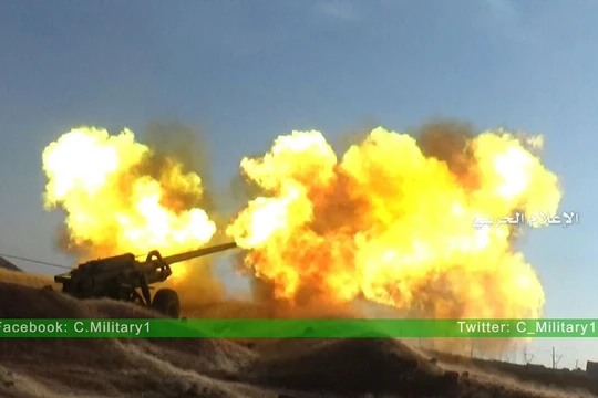 Pháo binh quân đội Syria khai hỏa trên chiến trường Aleppo