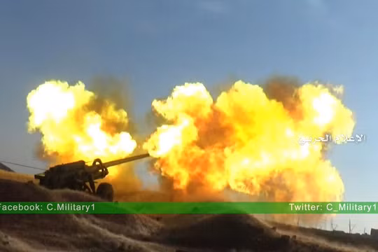 Pháo binh quân đội Syria khai hỏa trên chiến trường Aleppo