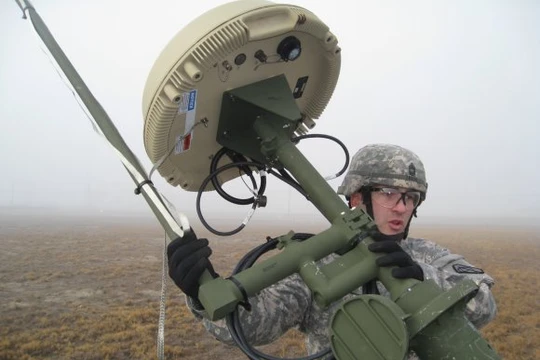 Lính Mỹ thiết lập anten truyền thông đa phương tiện ở Afghanistan. Ảnh Breaking Defence