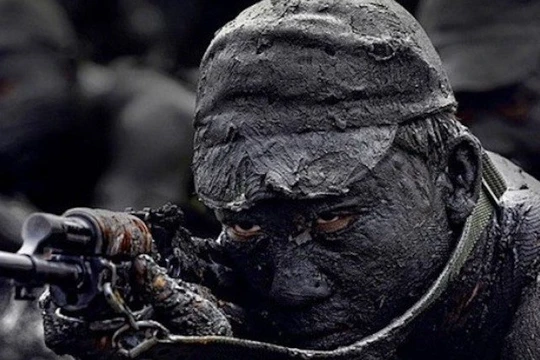 Đặc công ngụy trang trong môi trường bùn lầy