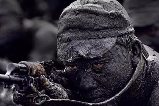 Đặc công ngụy trang trong môi trường bùn lầy