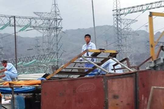 Lao động Trung Quốc làm việc tại Trung tâm điện lực Vĩnh Tân - Ảnh: NG.NAM