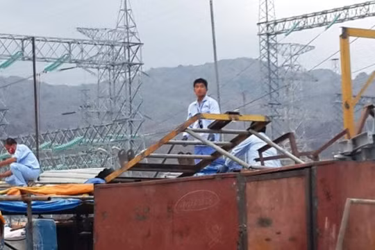 Lao động Trung Quốc làm việc tại Trung tâm điện lực Vĩnh Tân - Ảnh: NG.NAM