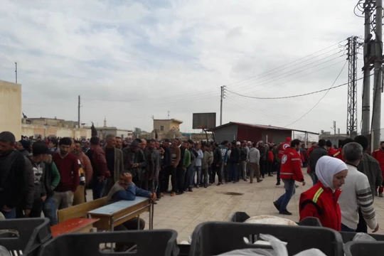 Dòng người Kurd rời bỏ thành phố Afrin, nhận hàng cứu trợ của Trăng lưỡi liềm đỏ và di tản vào Syria. Ảnh minh họa YPG Press