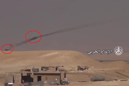Hai chiếc trực thăng Mi-28 Thợ săn đêm đang mở đường cho quân đội Syria tiến công về hướng Deir Ezzor - ảnh video