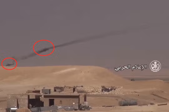 Hai chiếc trực thăng Mi-28 Thợ săn đêm đang mở đường cho quân đội Syria tiến công về hướng Deir Ezzor - ảnh video
