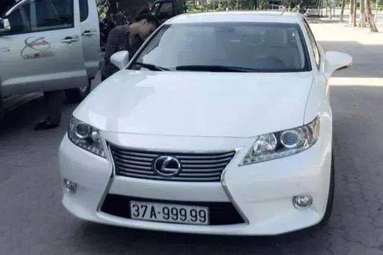 Chiếc Lexus LS460L phiên bản mới màu trắng được gắn biển số siêu khủng ngũ quý 9. Đây chắc chắn là chiếc xe sẽ gây được nhiều sự chú ý của người đi đường bởi vẻ đẹp quyến rũ và một biển số không thể đẹp hơn.