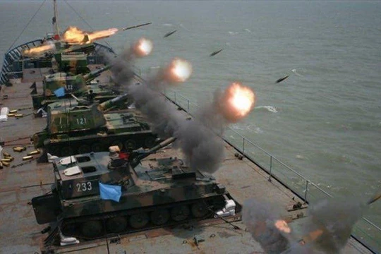 Quân đội Trung Quốc diễn tập pháo kích trên biển. Ảnh Truyền hình Trung Quốc CCTV.