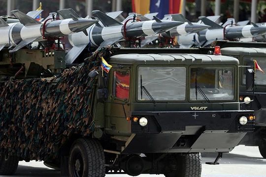 Hệ thống tên lửa S-125 của Velezuela trong cuộc diễu binh ngày độc lập. 