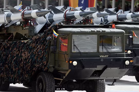 Hệ thống tên lửa S-125 của Velezuela trong cuộc diễu binh ngày độc lập. 