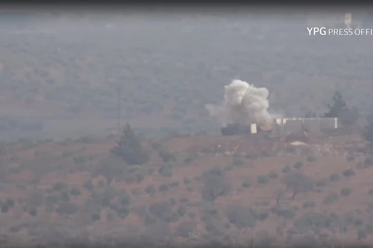 Lực lượng dân quân người Kurd tấn công xe tăng quân đội Thổ Nhĩ Kỳ ở Afrin - ảnh minh họa video YPG Press