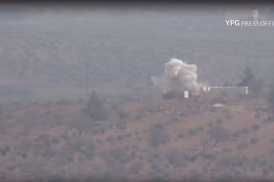 Lực lượng dân quân người Kurd tấn công xe tăng quân đội Thổ Nhĩ Kỳ ở Afrin - ảnh minh họa video YPG Press