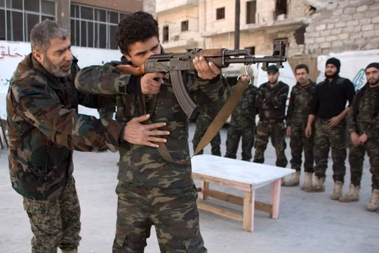 Nhóm chiến binh Hồi giáo cực đoan Al Nusra đang huấn luyện các tay súng mới gia nhập bắn súng