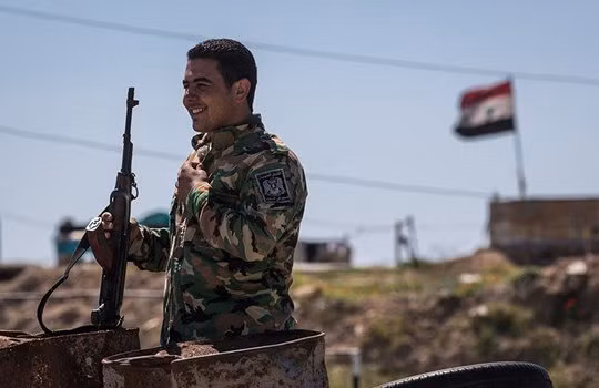 Binh sĩ quân đội Syria trên chiến trường Al-Sukhnah, Homs. Ảnh minh họa: Masdar News.