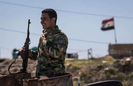 Binh sĩ quân đội Syria trên chiến trường Al-Sukhnah, Homs. Ảnh minh họa: Masdar News.