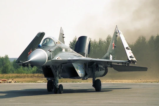 Việt Nam tung “mãnh điểu” MiG – 29 K bảo vệ Trường Sa thế nào? (video)