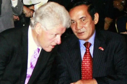 Cựu tổng thống Mỹ Bill Clinton trò chuyện với cựu đại sứ Việt Nam tại Mỹ Lê Công Phụng năm 2010 - Ảnh: tư liệu Tuổi Trẻ