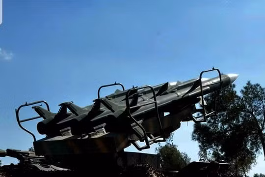 Lực lượng phòng không Syria đánh trả cuộc tập kích đường không của Israel. Ảnh minh họa: Masdar News.