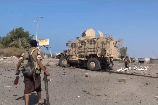 Chiến binh lực lượng Houthi tiến công trên chiến trường Yemen, khu vực Kilo 16. Ảnh minh họa: Masdar News.
