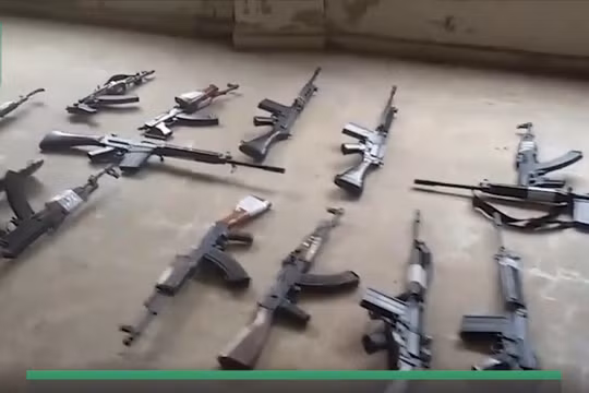 Nhóm phiến quân "nổi dậy" giao nộp vũ khí cho quân đội Syria - ảnh minh họa video