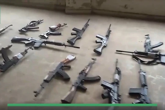 Nhóm phiến quân "nổi dậy" giao nộp vũ khí cho quân đội Syria - ảnh minh họa video