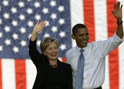 Tổng thống Mỹ Barack Obama (phải) và cựu ngoại trưởng Hillary Clinton. Ảnh: AP