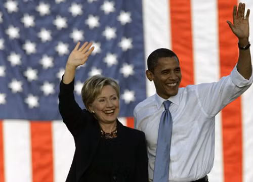 Tổng thống Mỹ Barack Obama (phải) và cựu ngoại trưởng Hillary Clinton. Ảnh: AP