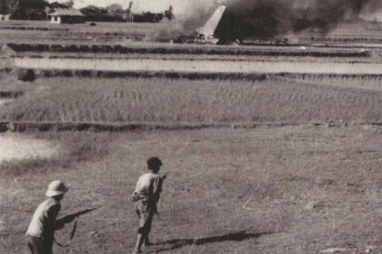 Một máy bay ném bom chiến lược B-52 bị bắn rơi