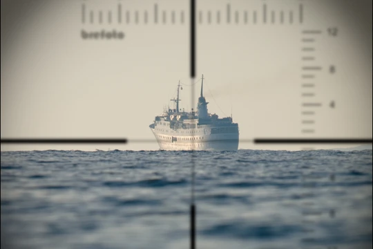 Quan sát mục tiêu qua kính tiềm vọng trên tàu ngầm