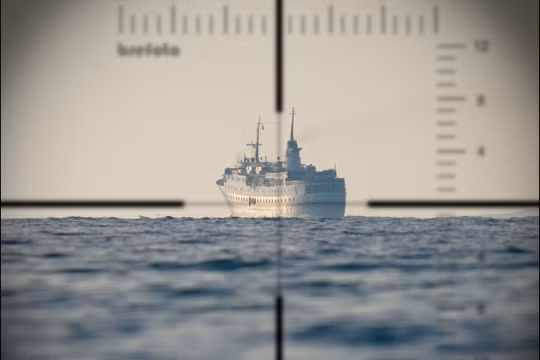 Quan sát mục tiêu qua kính tiềm vọng trên tàu ngầm