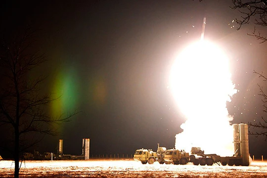  Phóng tên lủa phòng không hệ thống S-400. Ảnh TVZvezda