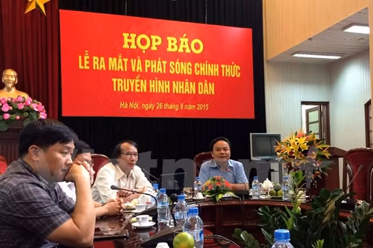 Lãnh đạo Báo Nhân Dân giới thiệu về kênh Truyền hình Nhân Dân với báo giới. (Ảnh: PV/Vietnam+)