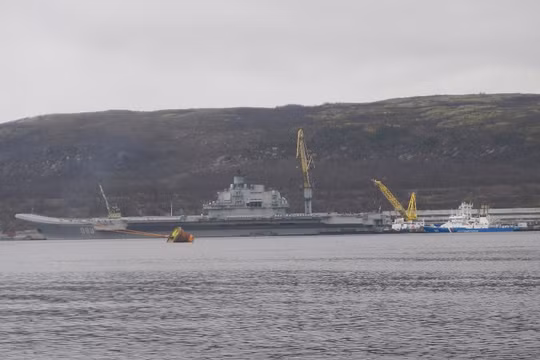 Tàu sân bay Đô đốc Kuznetsov Nga tại cảng Tartous ở Syria 