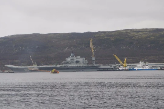 Tàu sân bay Đô đốc Kuznetsov Nga tại cảng Tartous ở Syria 