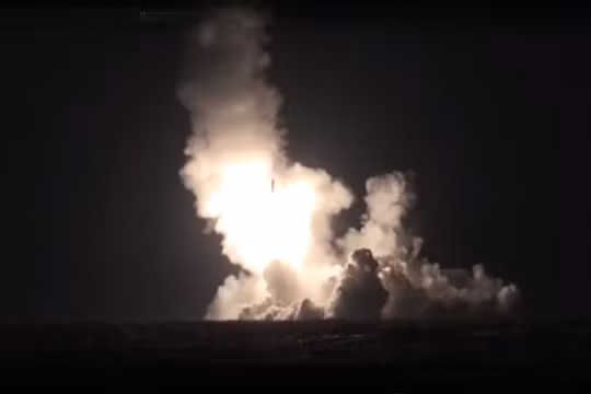 Tàu ngầm Nga phóng tên lửa - ảnh minh họa video