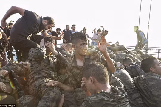 Đảo chính thất bại, các binh sĩ Thổ Nhĩ Kỳ bị bắt trên cầu Bosphorus 