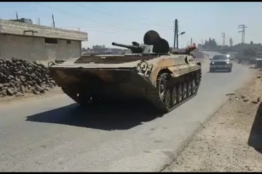 Xe thiết giáp quân đội Syria tiến công trên chiến trường Daraa. Ảnh South Front