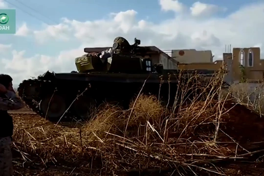 Một xe tăng quân đội Syria trên miền bắc Hama, ảnh minh họa video