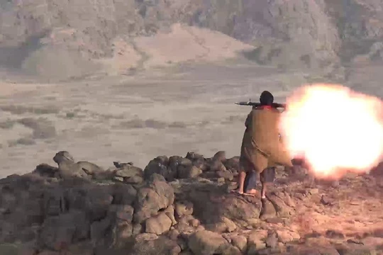 Chiến binh Houthi, sử dụng súng phóng lựu chống tăng tấn công Liên minh quân sự Ả rập Xê-út.
