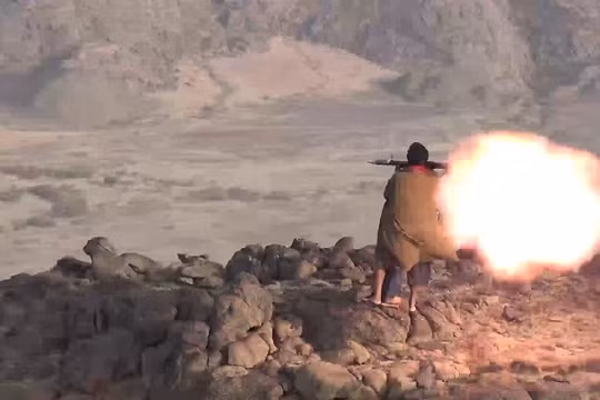 Chiến binh Houthi, sử dụng súng phóng lựu chống tăng tấn công Liên minh quân sự Ả rập Xê-út.