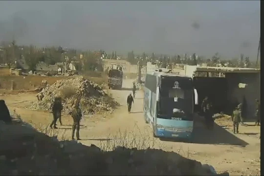 Đoàn xe buýt di tản lực lượng Hồi giáo cực đoàn về phía bắc Syria. Ảnh minh họa video Ruptly