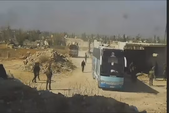 Đoàn xe buýt di tản lực lượng Hồi giáo cực đoàn về phía bắc Syria. Ảnh minh họa video Ruptly