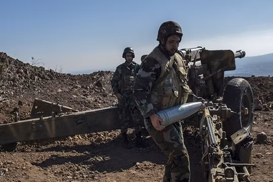 Một khẩu đội pháo binh của quân đội Syria đang chiến đấu