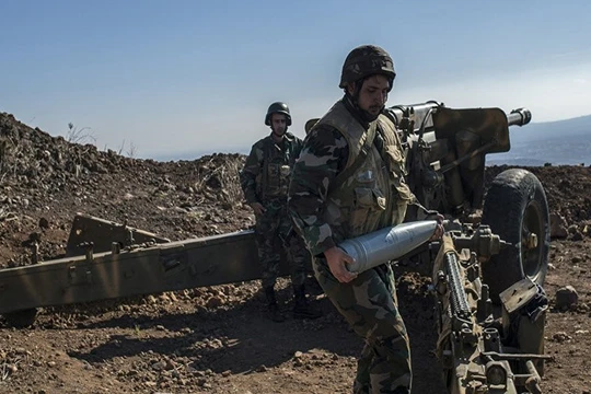 Một khẩu đội pháo binh của quân đội Syria đang chiến đấu