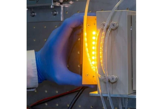 Ánh sáng khả kiến làm nguồn năng lượng cho quá trình chuyển đổi xúc tác quang hóa nano kim cương chuyển đổi khí CO2. Ảnh :Fraunhofer IMM