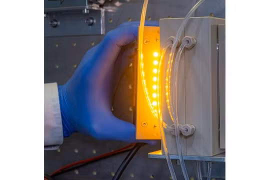 Ánh sáng khả kiến làm nguồn năng lượng cho quá trình chuyển đổi xúc tác quang hóa nano kim cương chuyển đổi khí CO2. Ảnh :Fraunhofer IMM