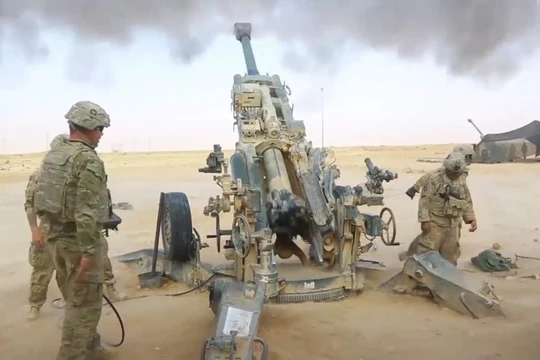 Một khẩu đội lựu pháo Howitzer 155mm M777A2 đang hoạt động trên chiến trường Iraq - ảnh Masdar News