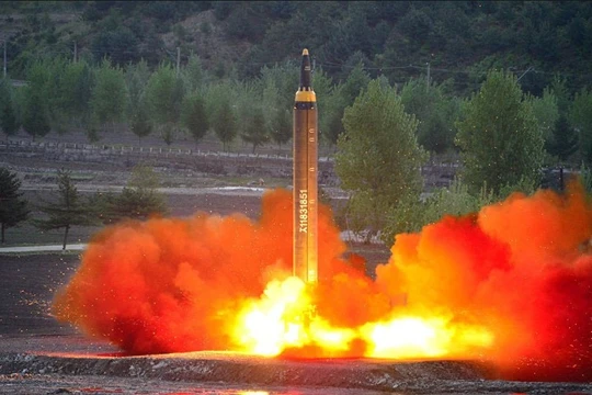 Tên lửa đạn đạo xuyên lục địa Hwasong-12 (IRBM) của Triều Tiên ( Ảnh truyền hình KCNA)